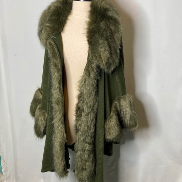 Fashion Sweetz Green Faux Fur Shawl Poncho XL - Picture 1 of 7